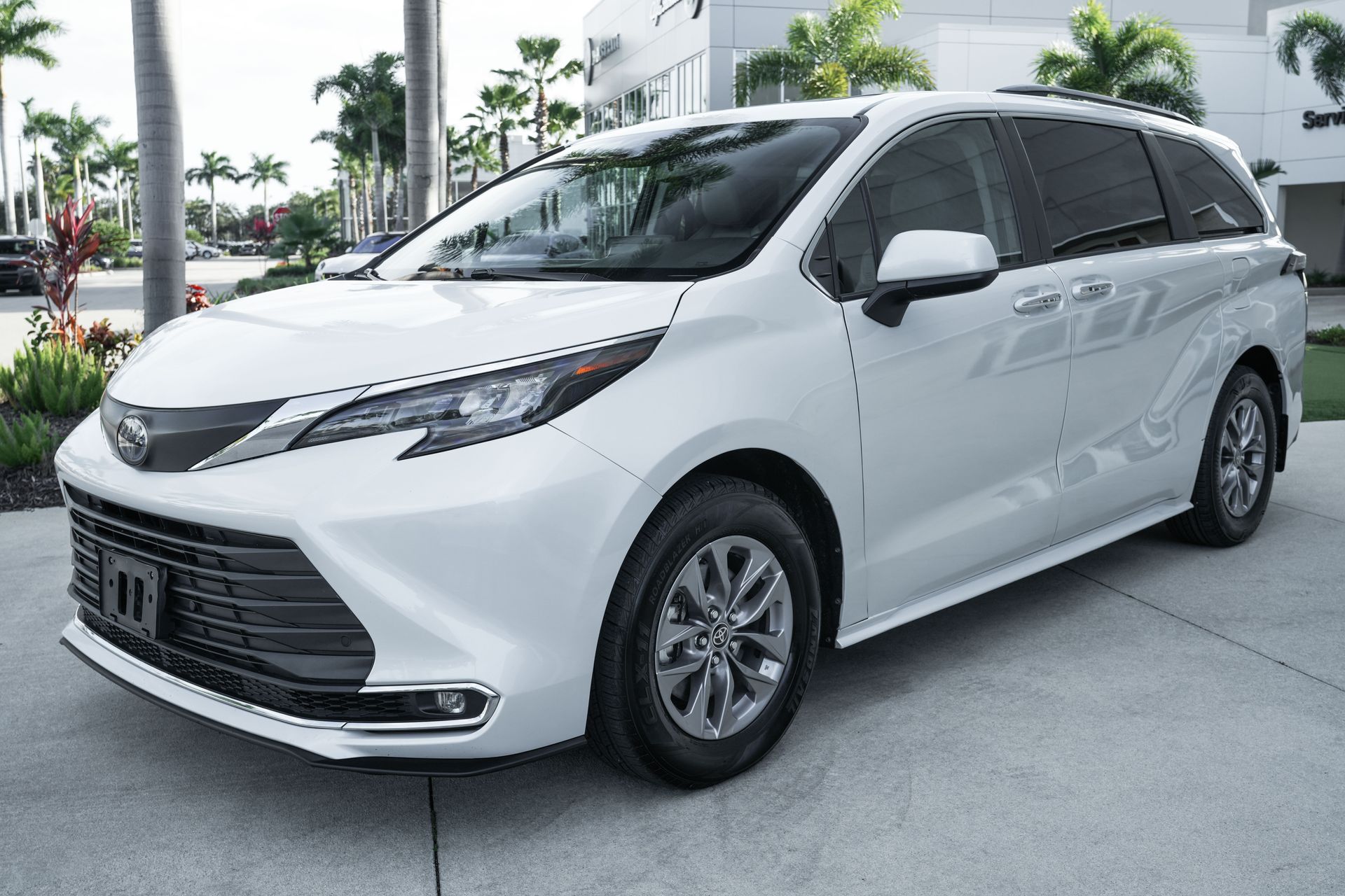 2024 Toyota Sienna XLE photo 3