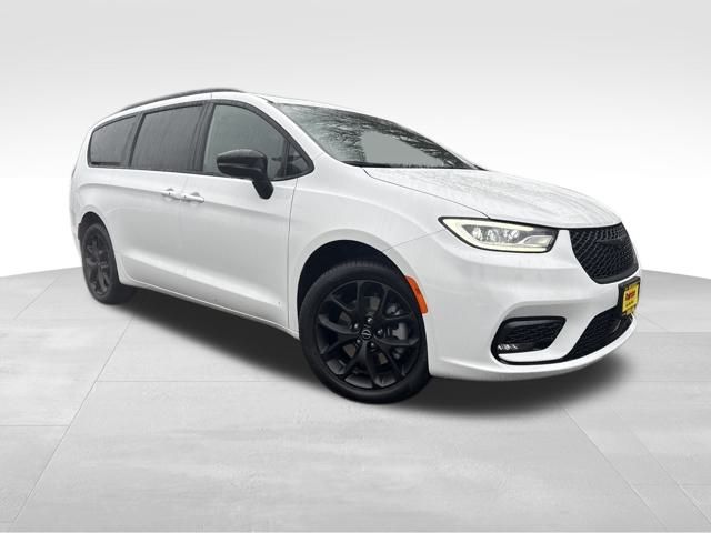 2026 Chrysler Pacifica Limited's photo