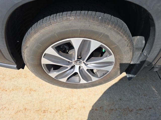 2021 Toyota Highlander XLE photo 9