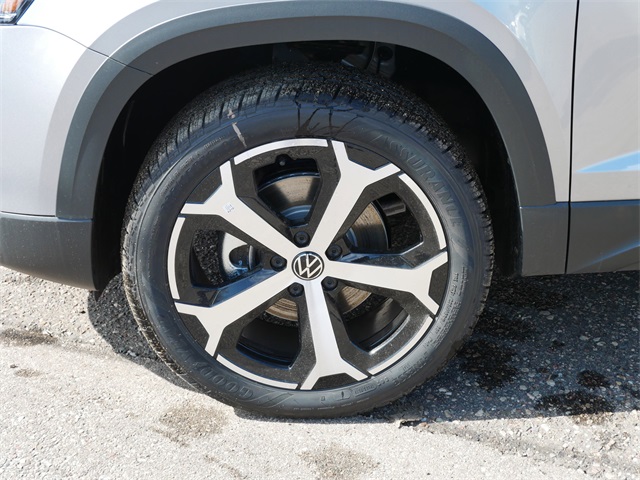 2025 Volkswagen Taos SEL photo 4