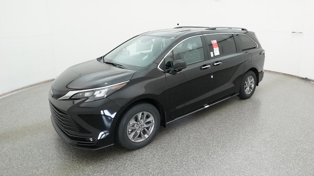 2025 Toyota Sienna XLE's photo