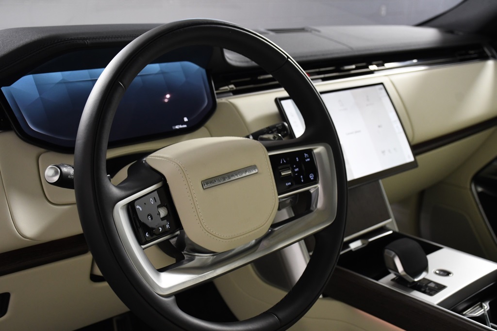 2025 Land Rover Range Rover SE photo 13