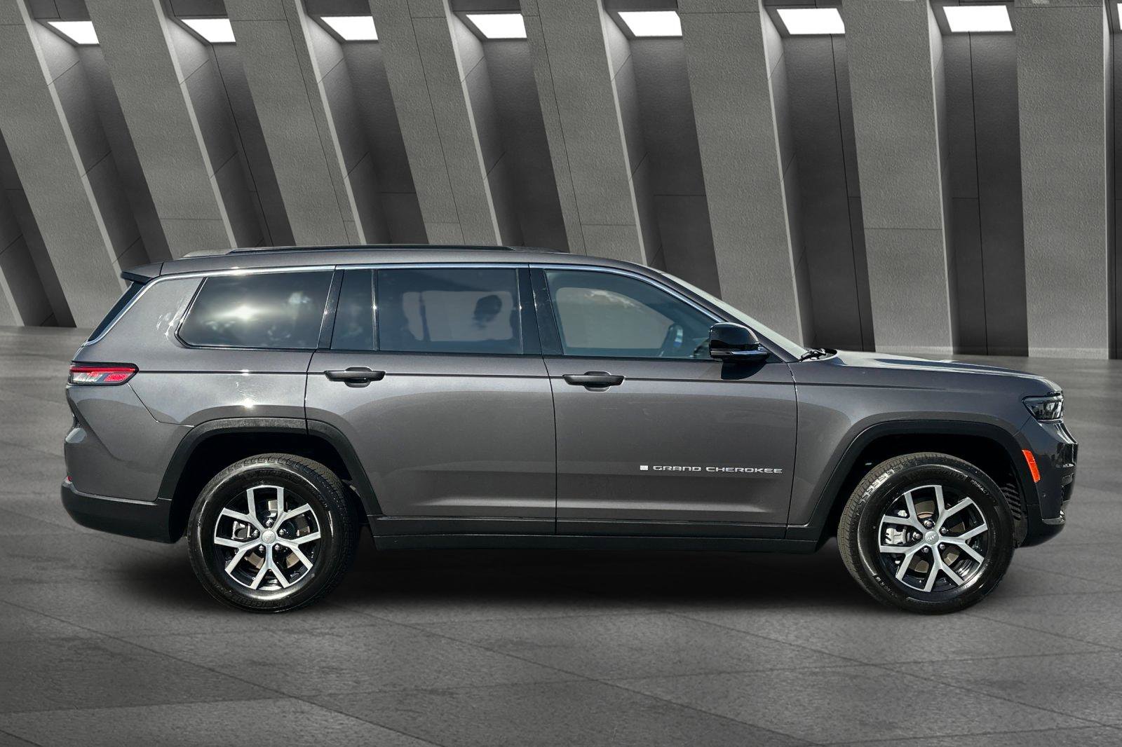 2024 Jeep Grand Cherokee Limited photo 2