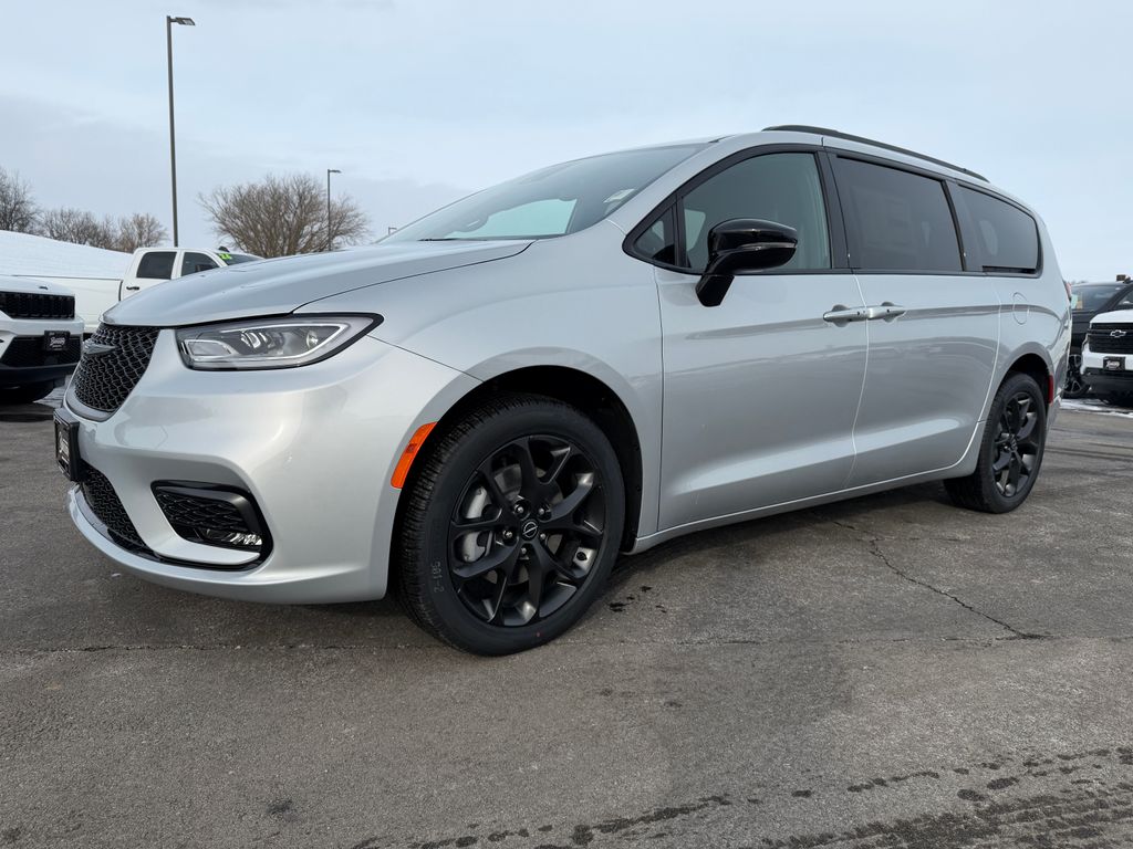 2026 Chrysler Pacifica Select's photo