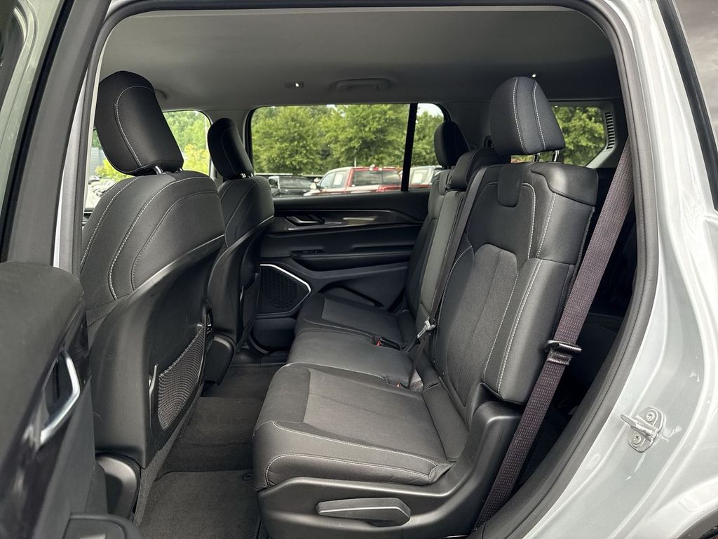 2021 Jeep Grand Cherokee Laredo photo 23