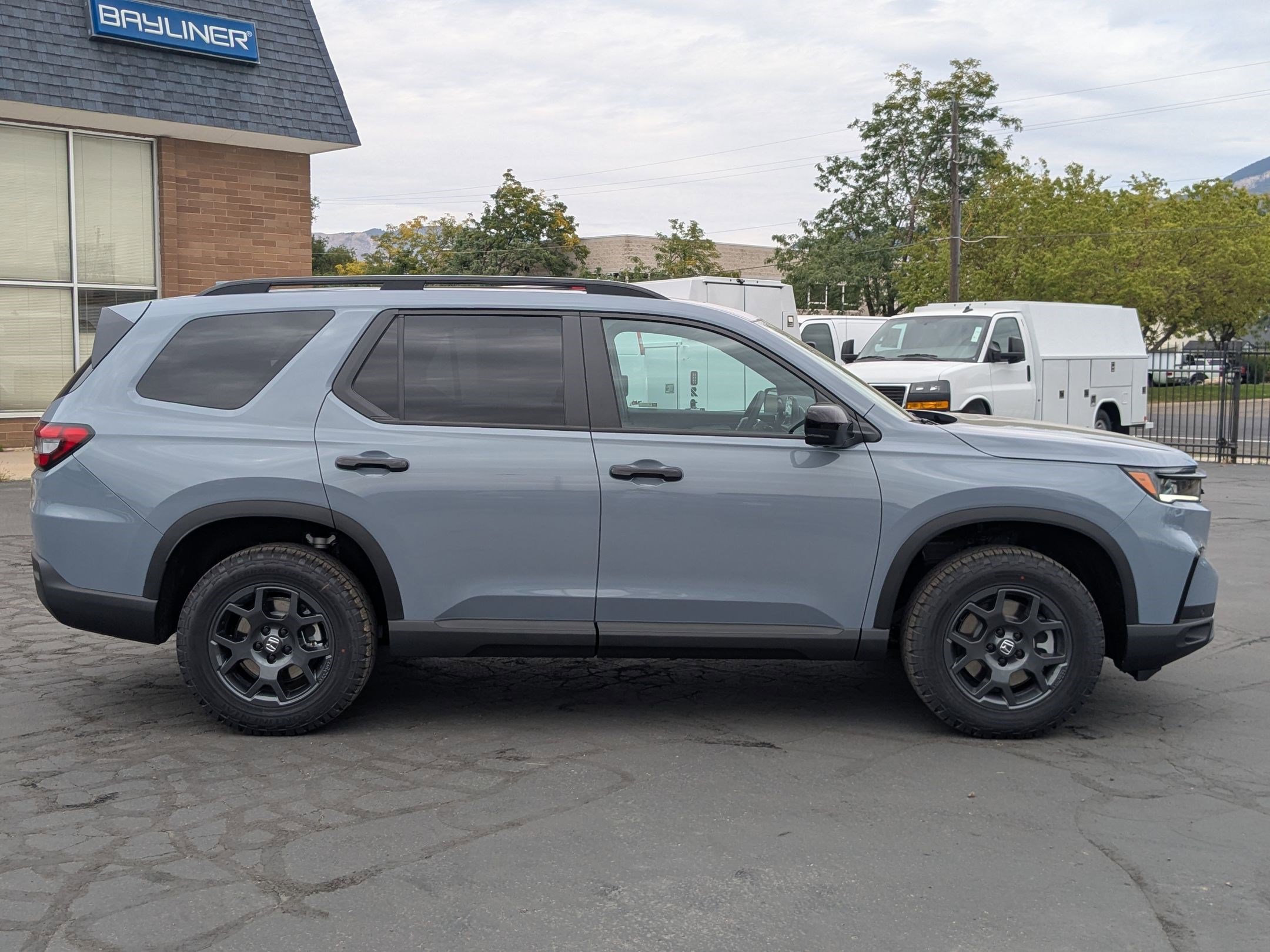 2025 Honda Pilot TrailSport photo 2