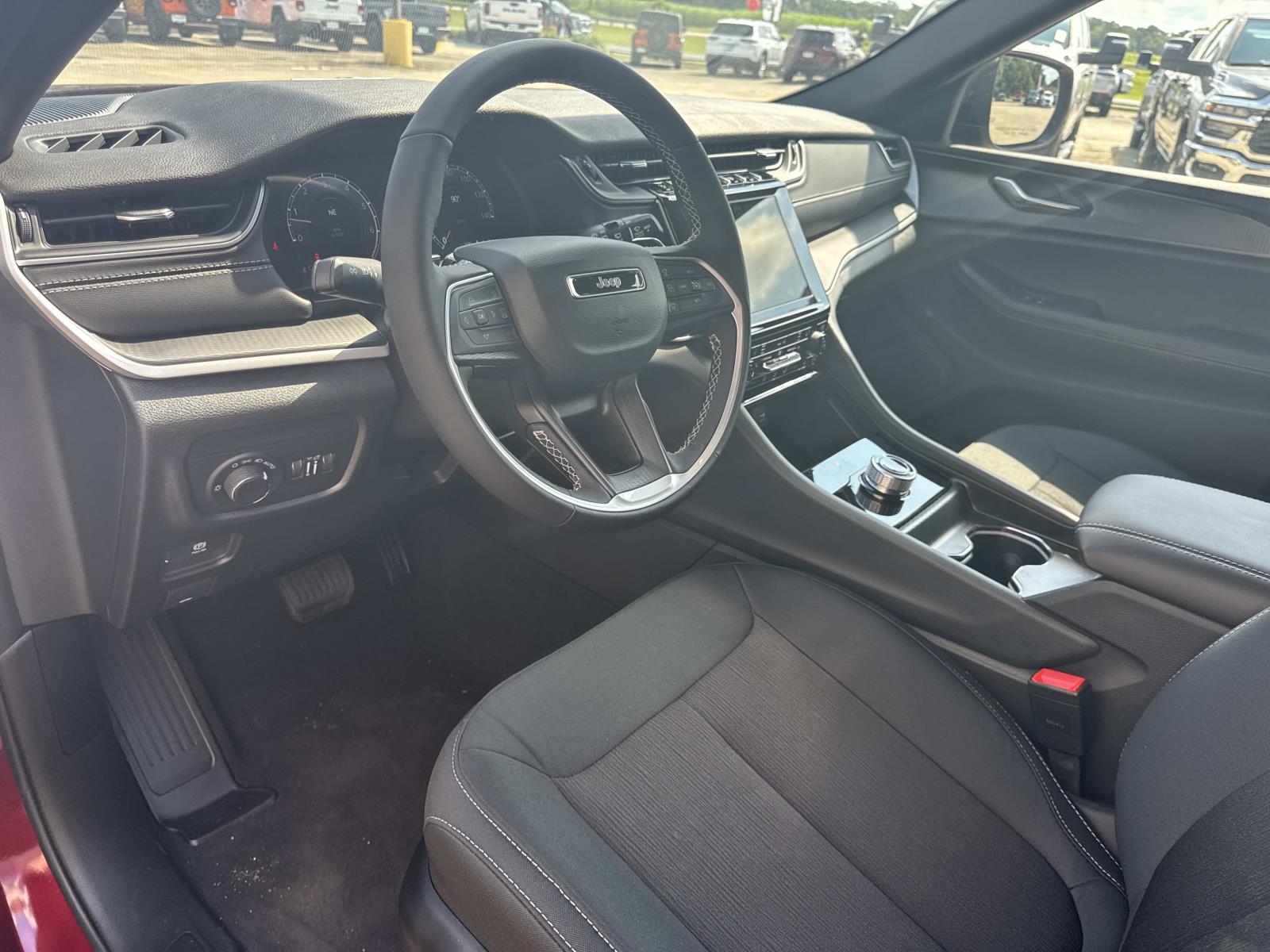 2025 Jeep Grand Cherokee Laredo X photo 9