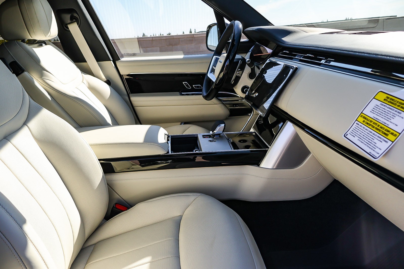 2025 Land Rover Range Rover SE photo 11