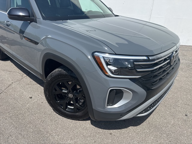 2025 Volkswagen Atlas Peak Edition SE photo 3