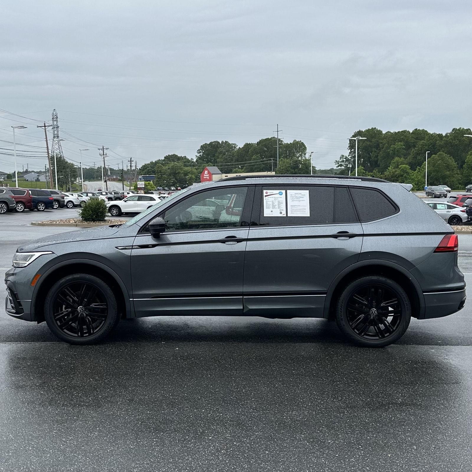 2022 Volkswagen Tiguan SE R-Line Black photo 2