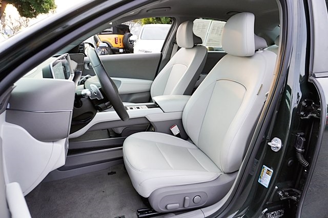 Used 2023 Green Hyundai SEL image 13