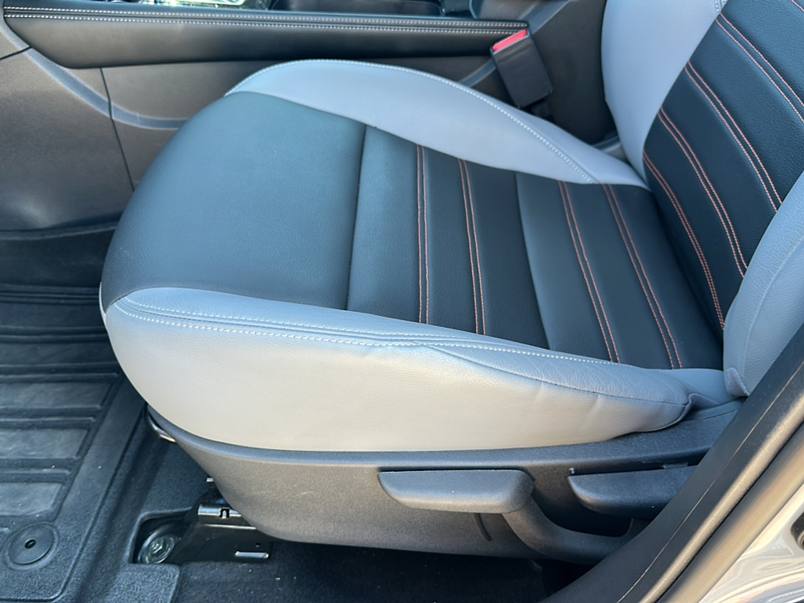 2023 Nissan Kicks SR photo 4