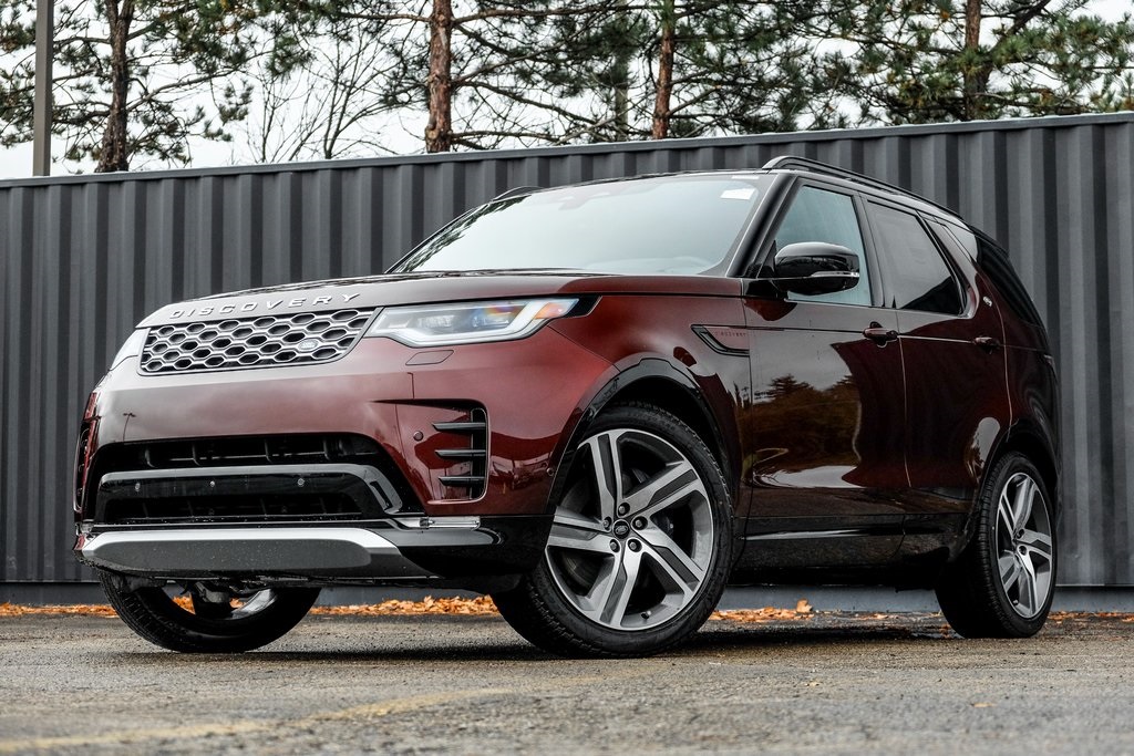 2026 Land Rover Discovery Tempest Edition's photo