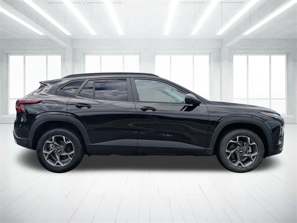 2024 Chevrolet Trax LT photo 2