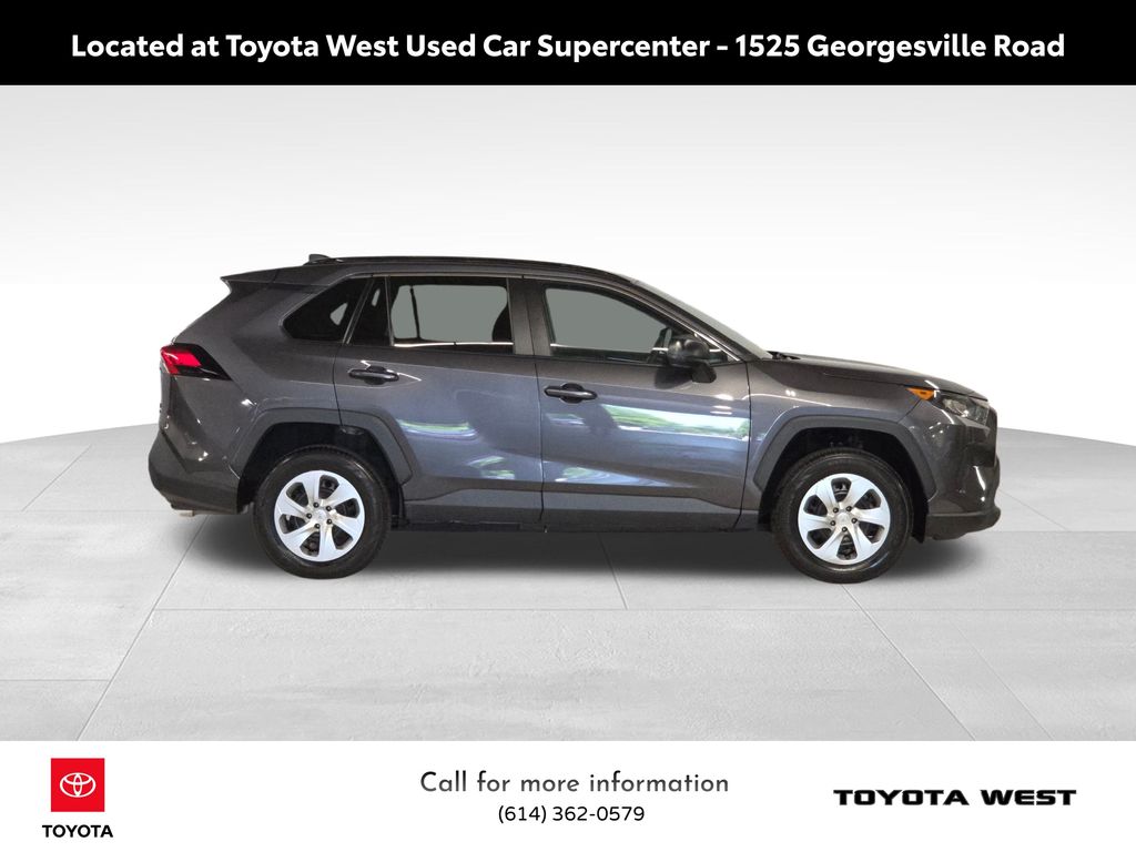 2021 Toyota RAV4 LE photo 4
