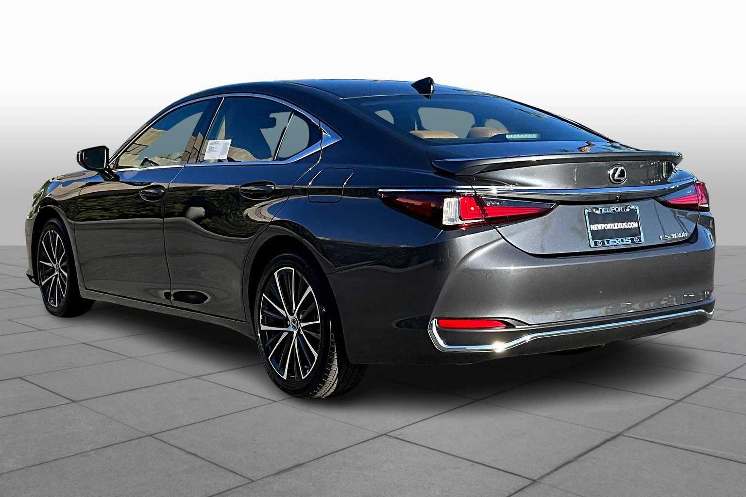 2025 Lexus ES 300h photo 7