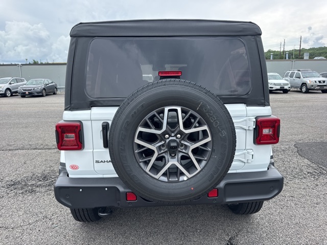 2025 Jeep Wrangler Sahara photo 4