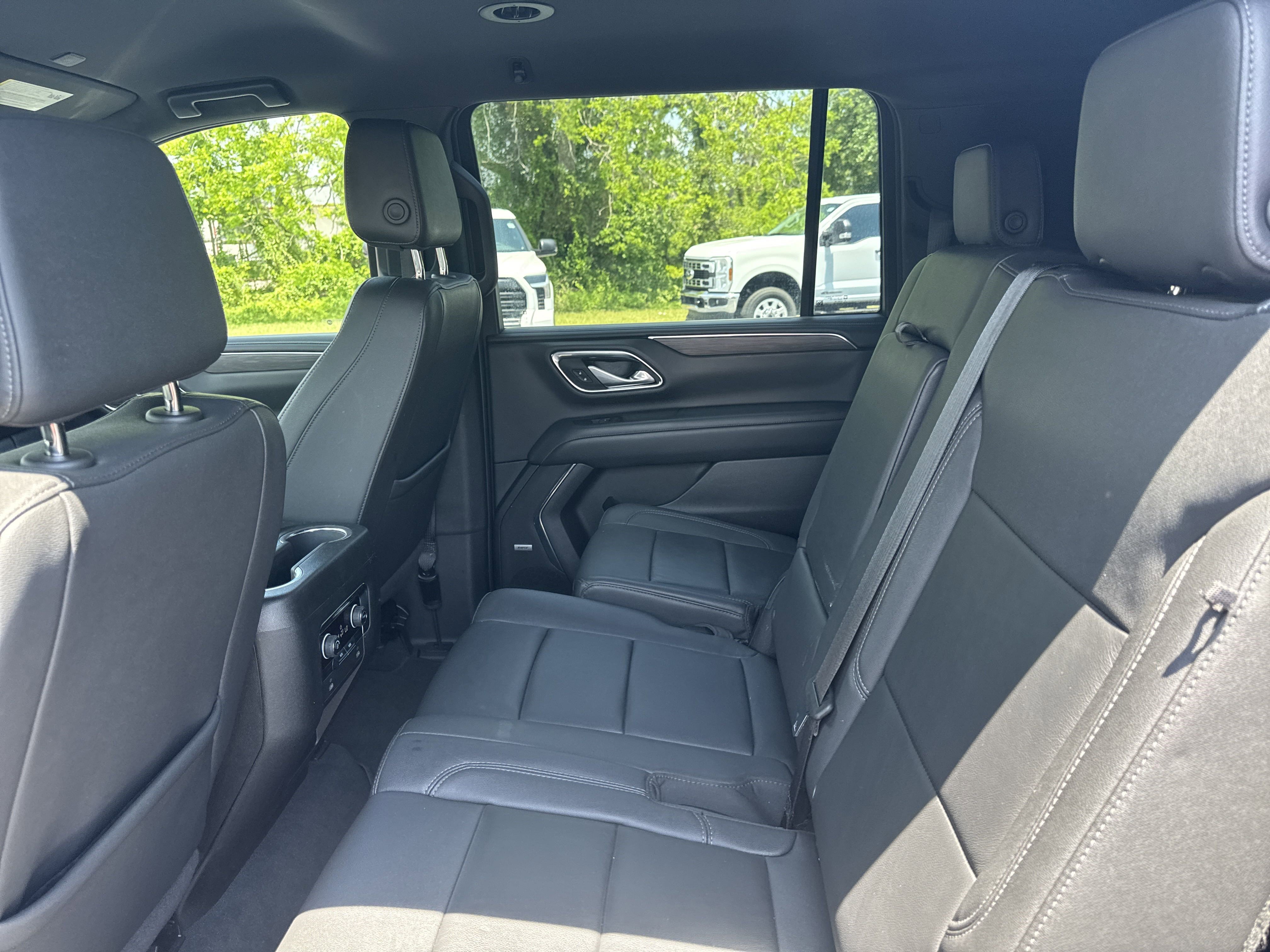 2023 Chevrolet Suburban LT photo 14