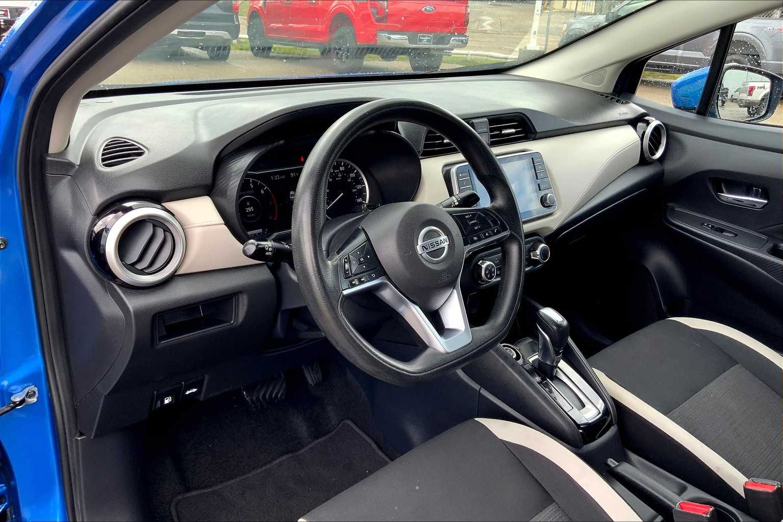 2021 Nissan Versa SV photo 13