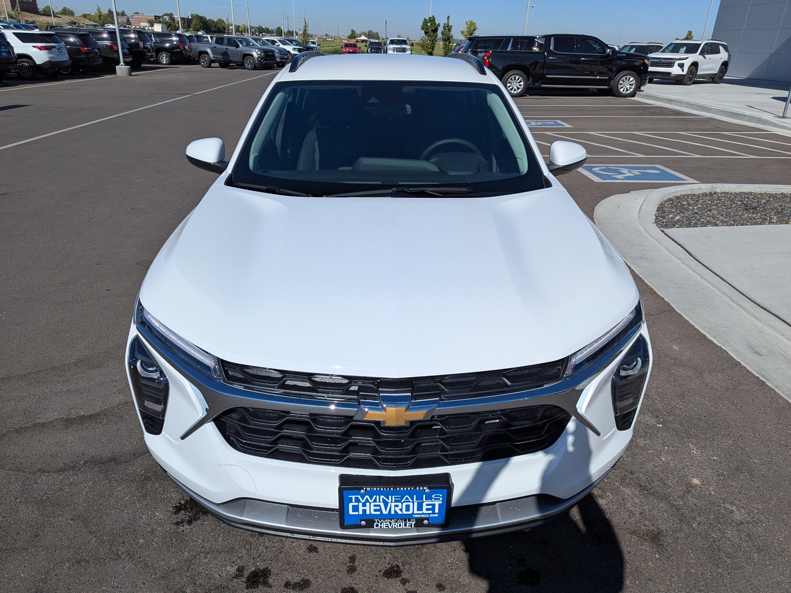 2025 Chevrolet Trax LT photo 2