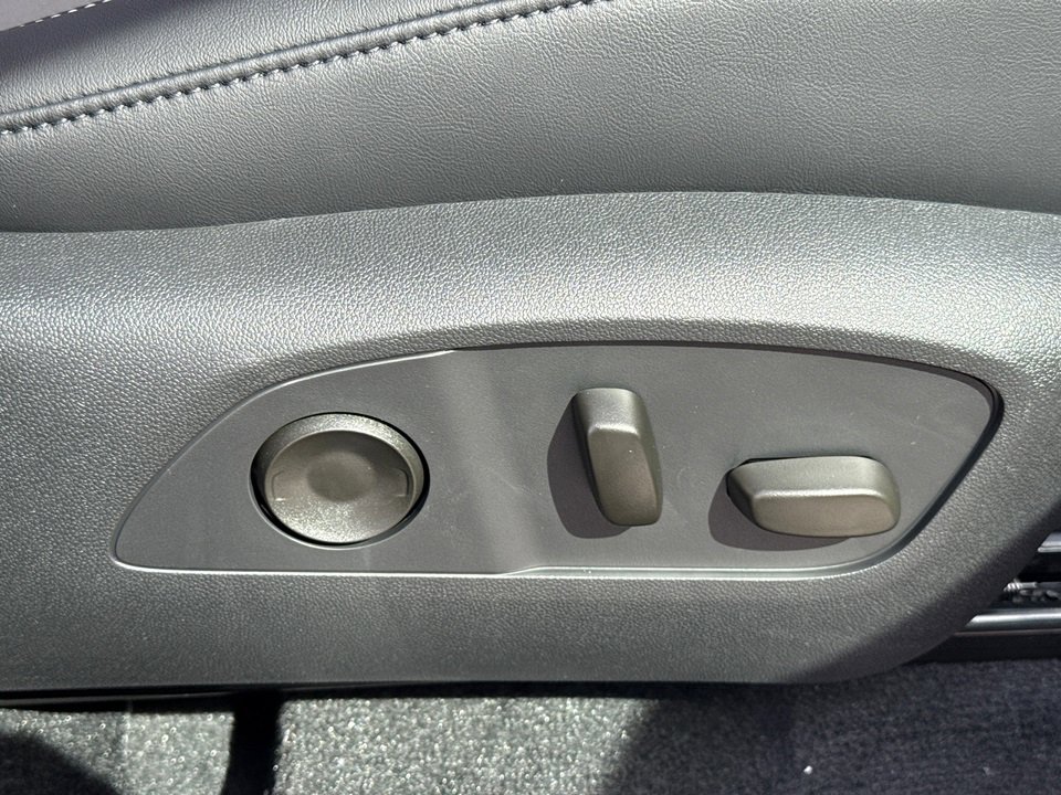 2025 GMC ACADIA - Image 41