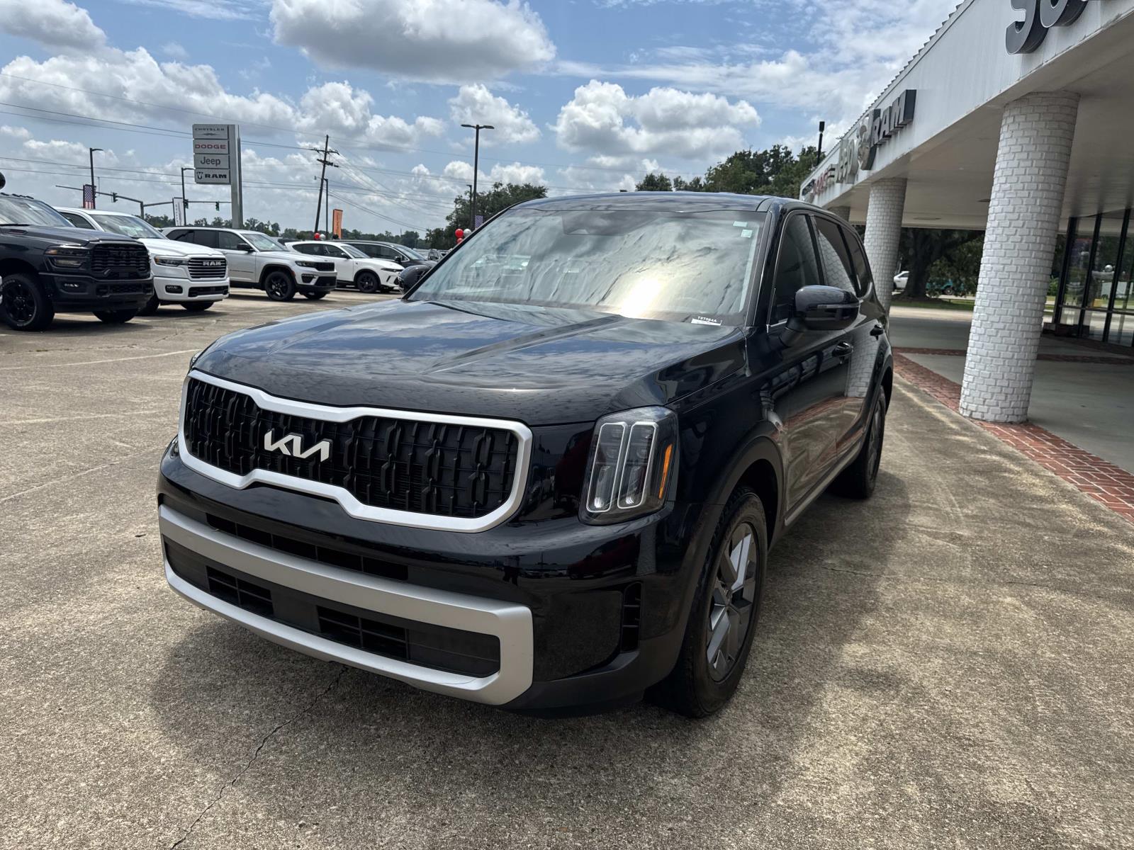 2023 Kia Telluride LX photo 3