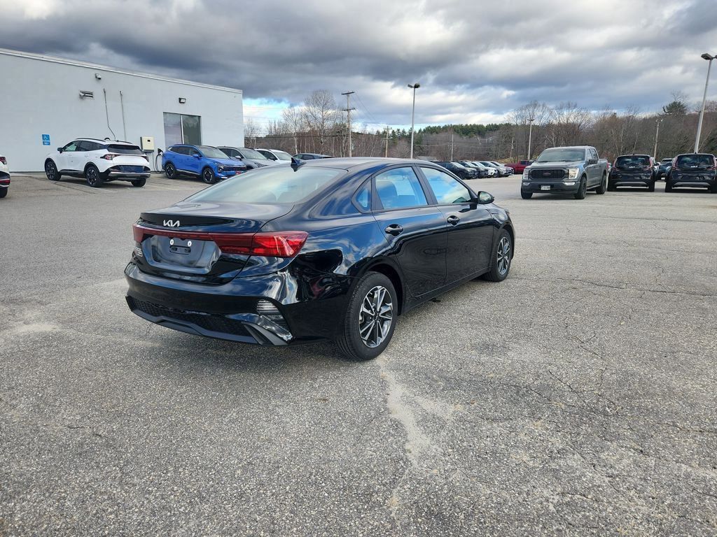 2023 Kia Forte LXS photo 4