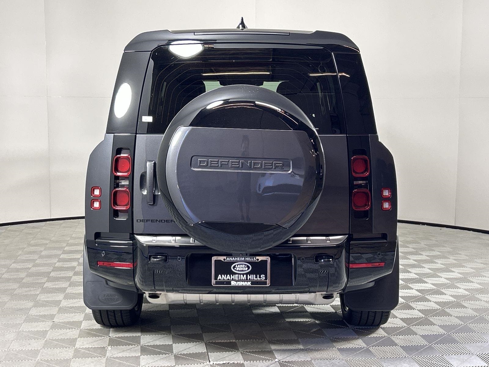 2025 Land Rover Defender 130 X-Dynamic SE photo 4