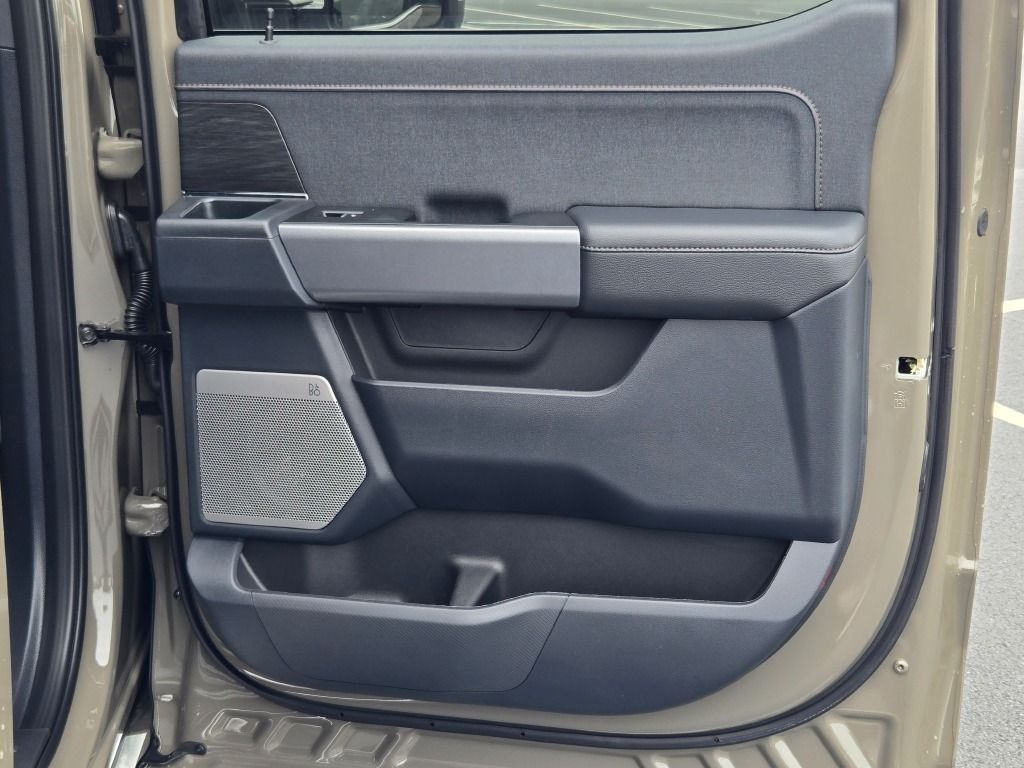 2025 Ford F-150 Lariat photo 8