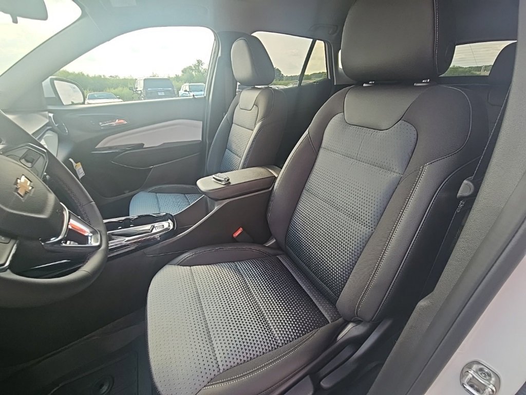 2025 Chevrolet Trax LT photo 12