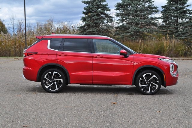 2022 Mitsubishi Outlander SEL photo 2