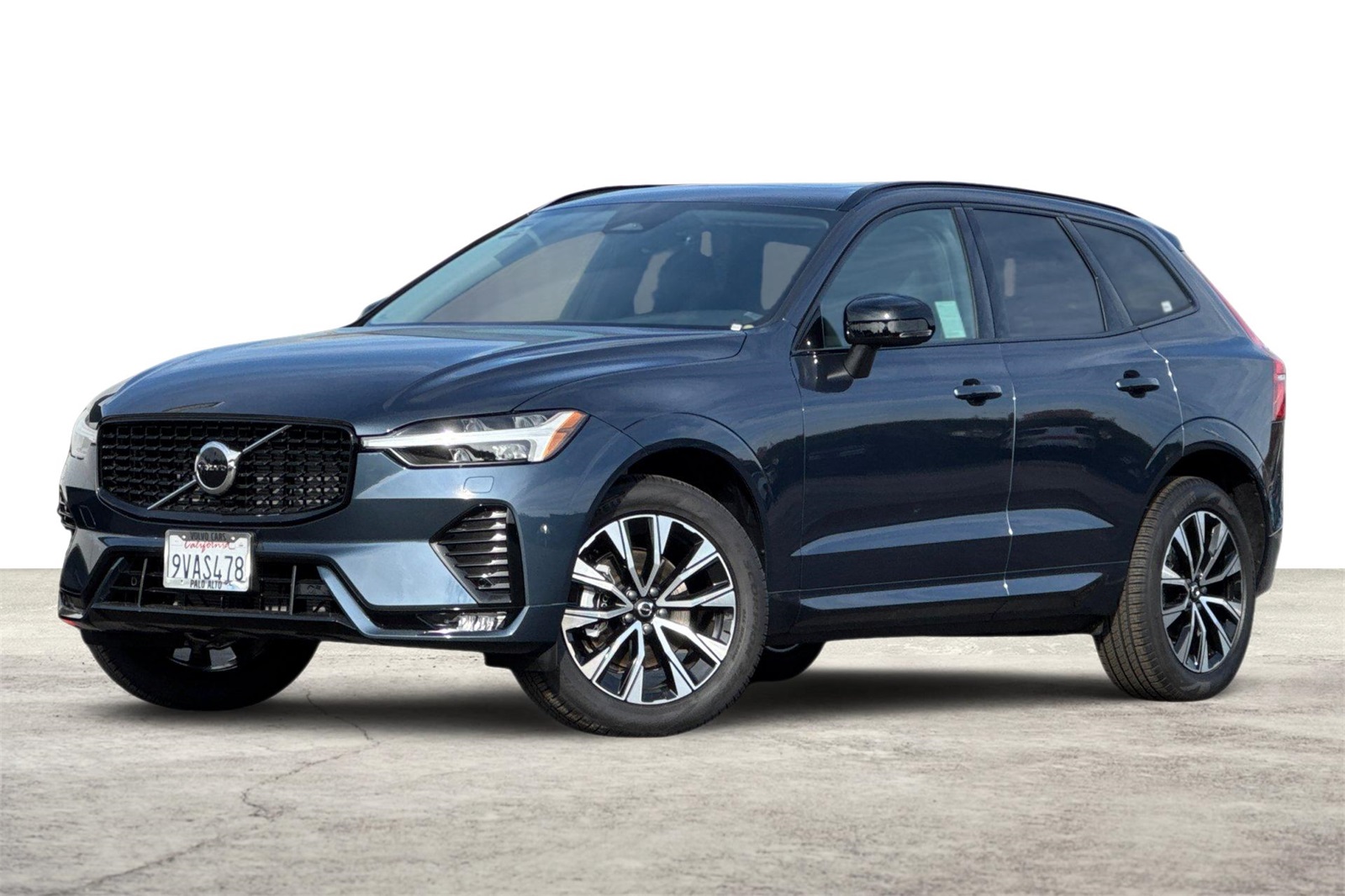 2025 Volvo XC60 Core's photo