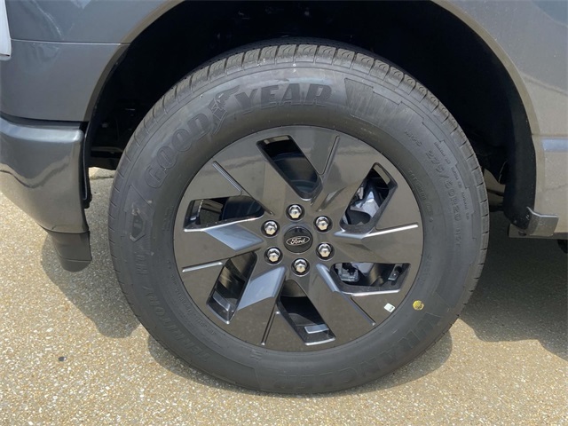 2025 Ford F-150 Lightning photo 6