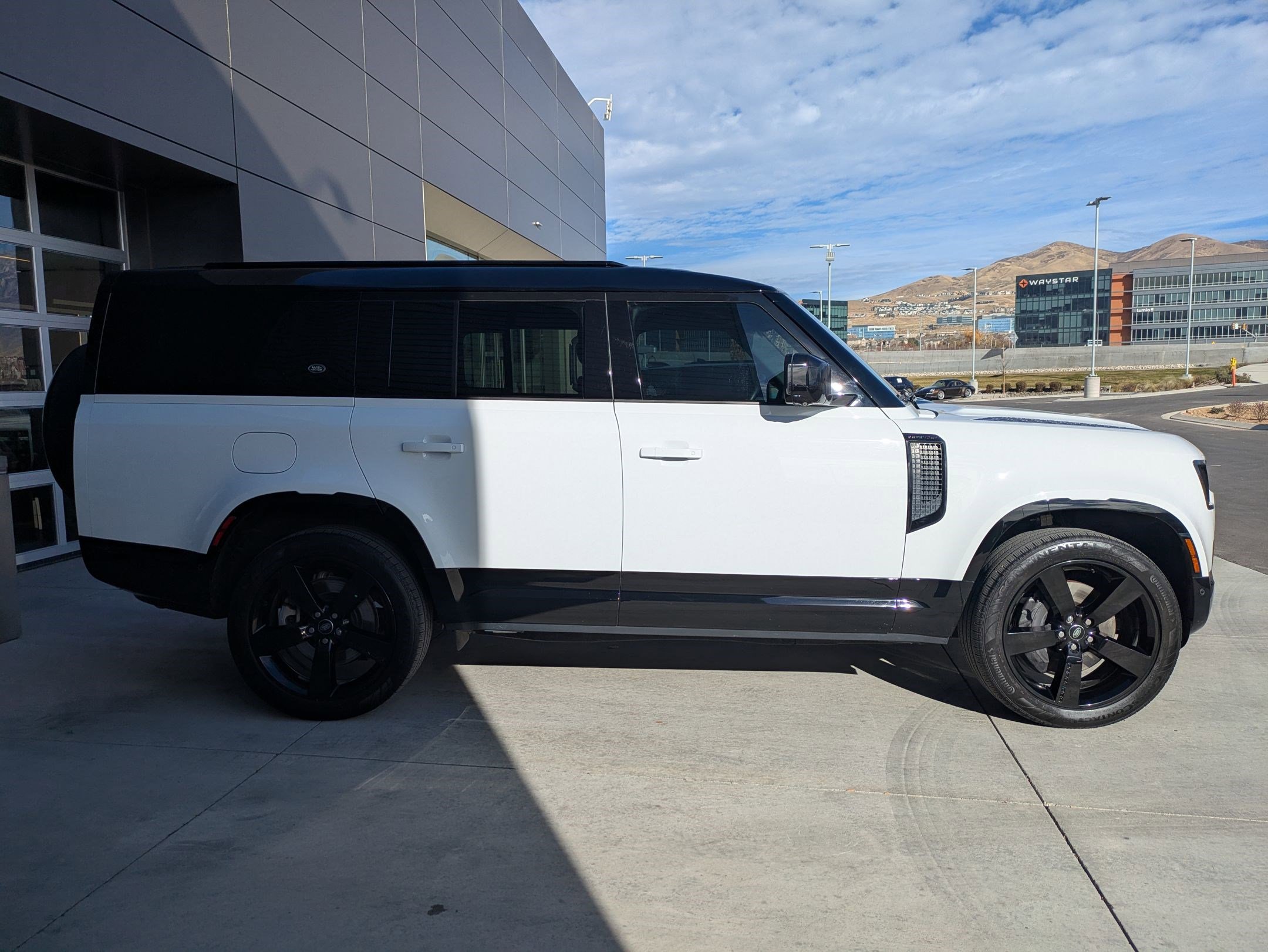 2023 Land Rover Defender 130 X-Dynamic SE photo 4