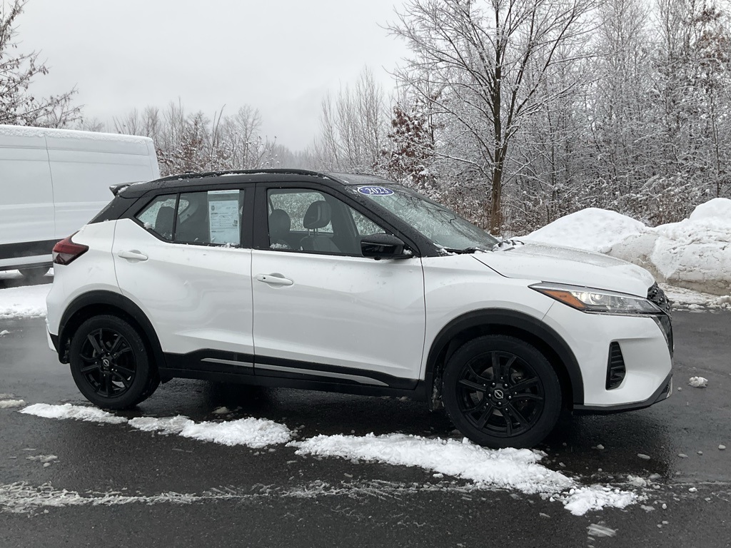 2023 Nissan Kicks SR's photo