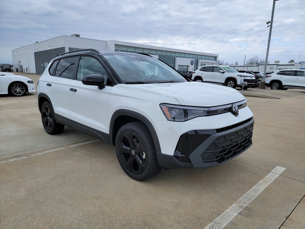 2026 Volkswagen Taos SE Black's photo