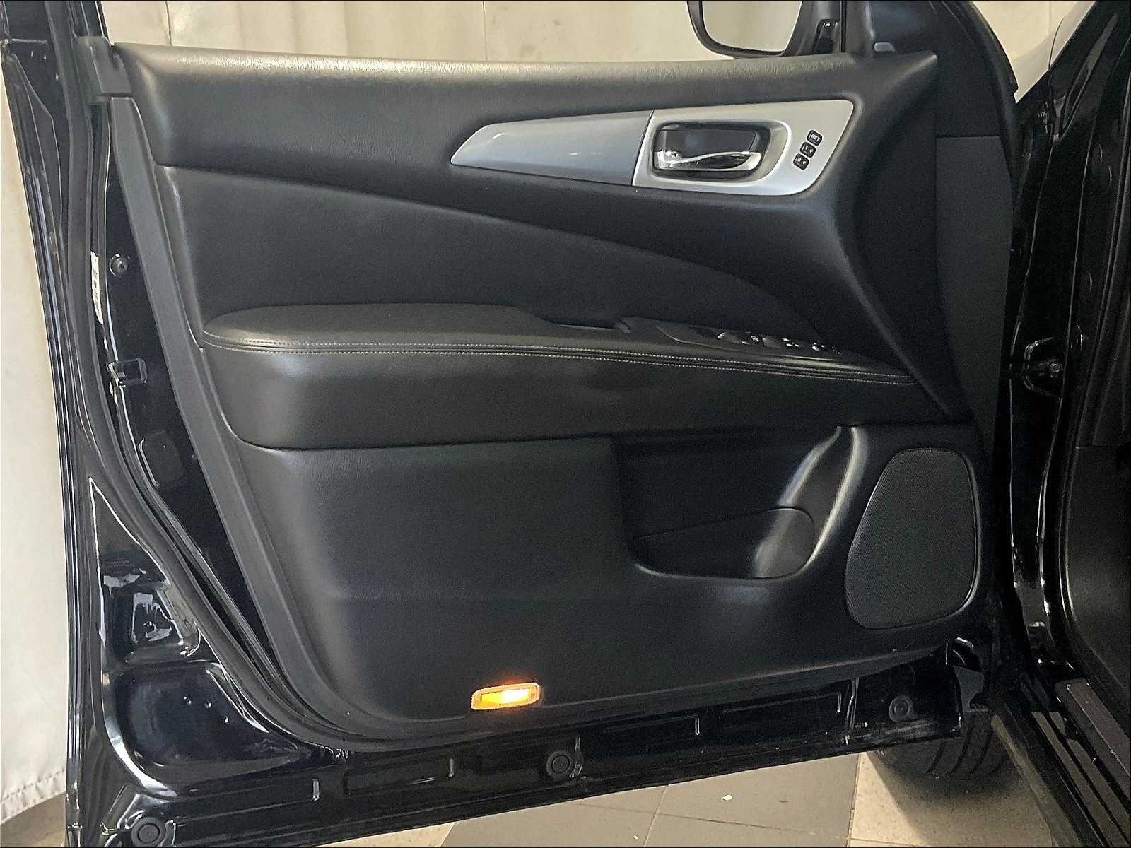 2019 Nissan Pathfinder SL photo 9