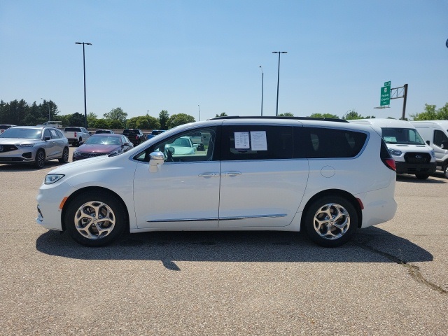 2022 Chrysler Pacifica Limited photo 2