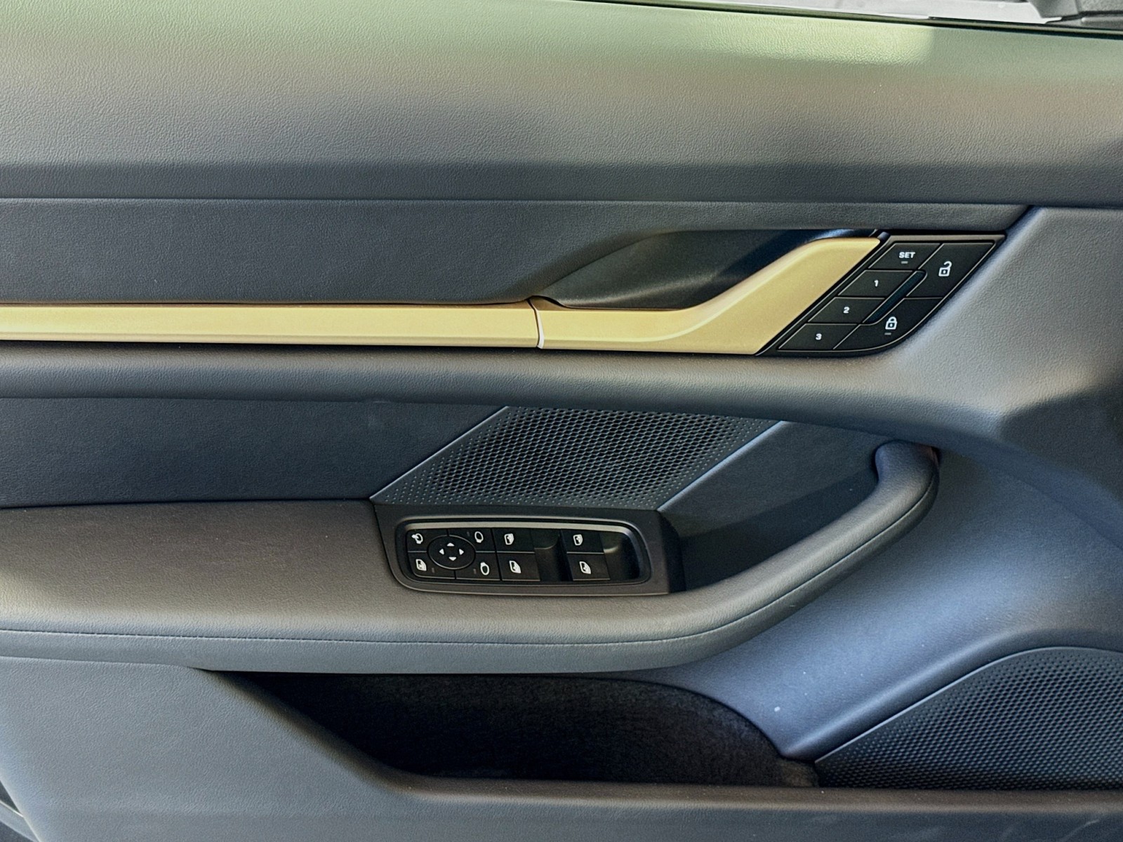 2025 Porsche Taycan 4S photo 11