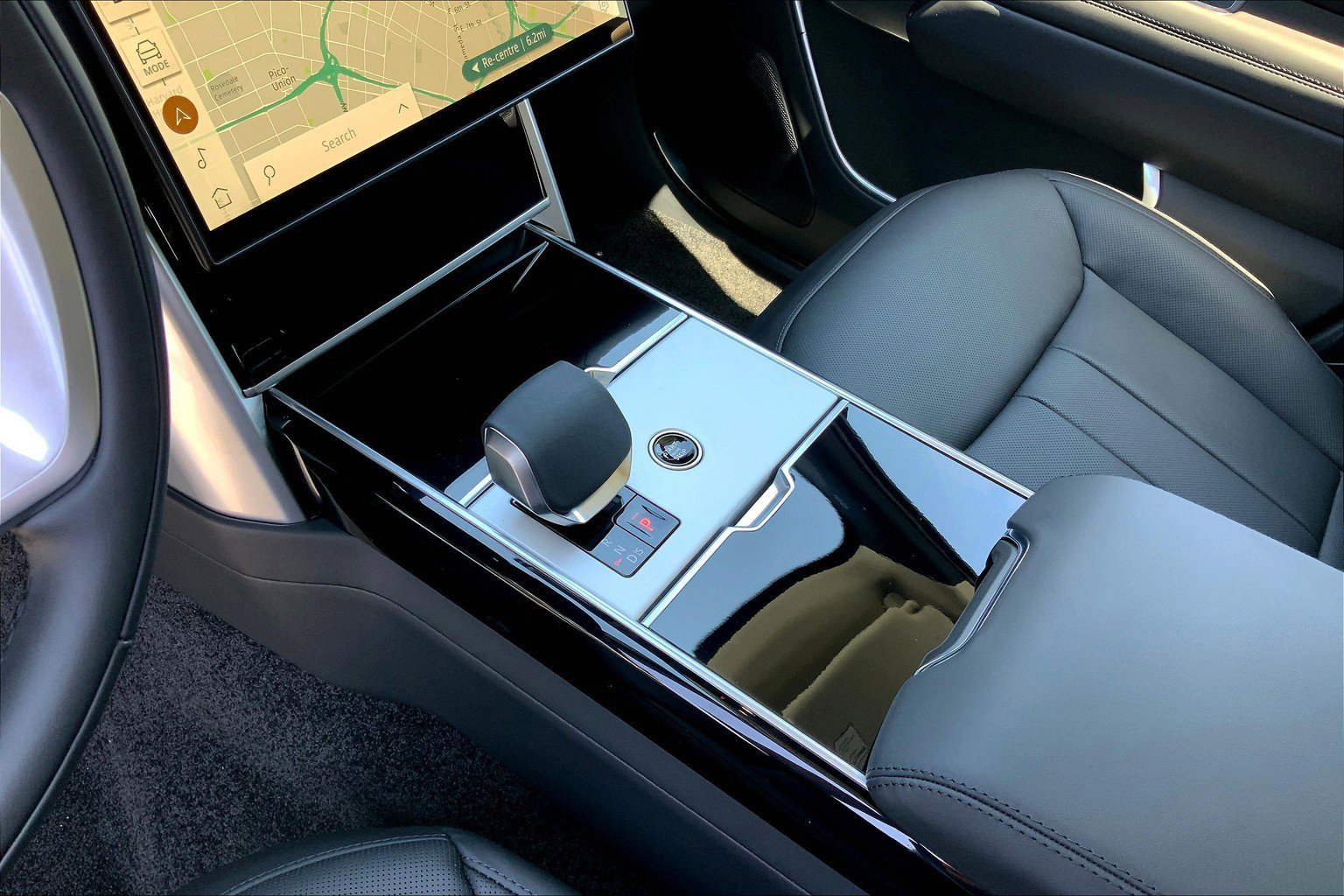2025 Land Rover Range Rover SE photo 7