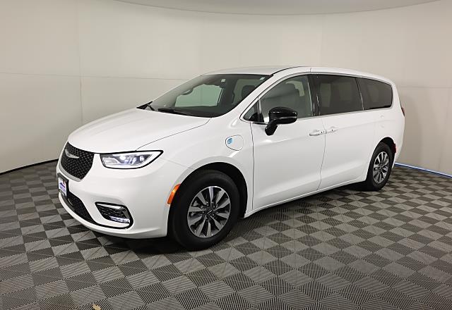 2025 Chrysler Pacifica PHEV Select's photo