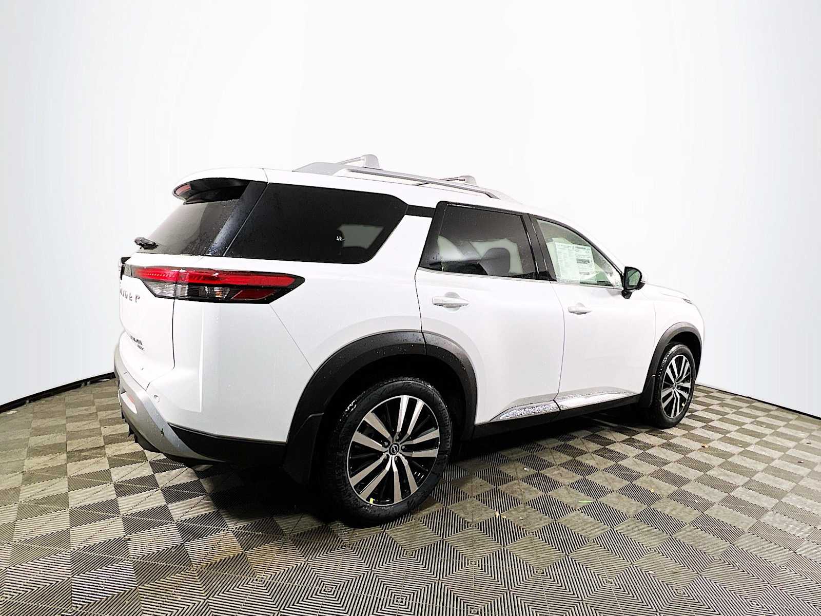 2025 Nissan Pathfinder Platinum photo 2