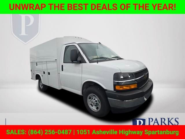 2025 Chevrolet Express Cutaway Base's photo