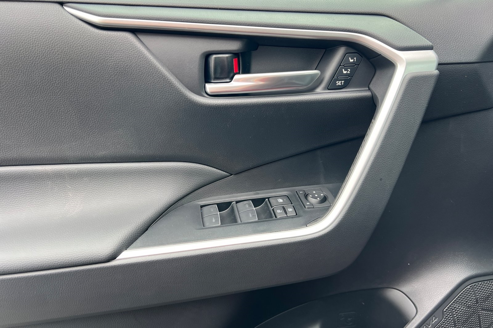 2025 Toyota RAV4 XLE Premium photo 13