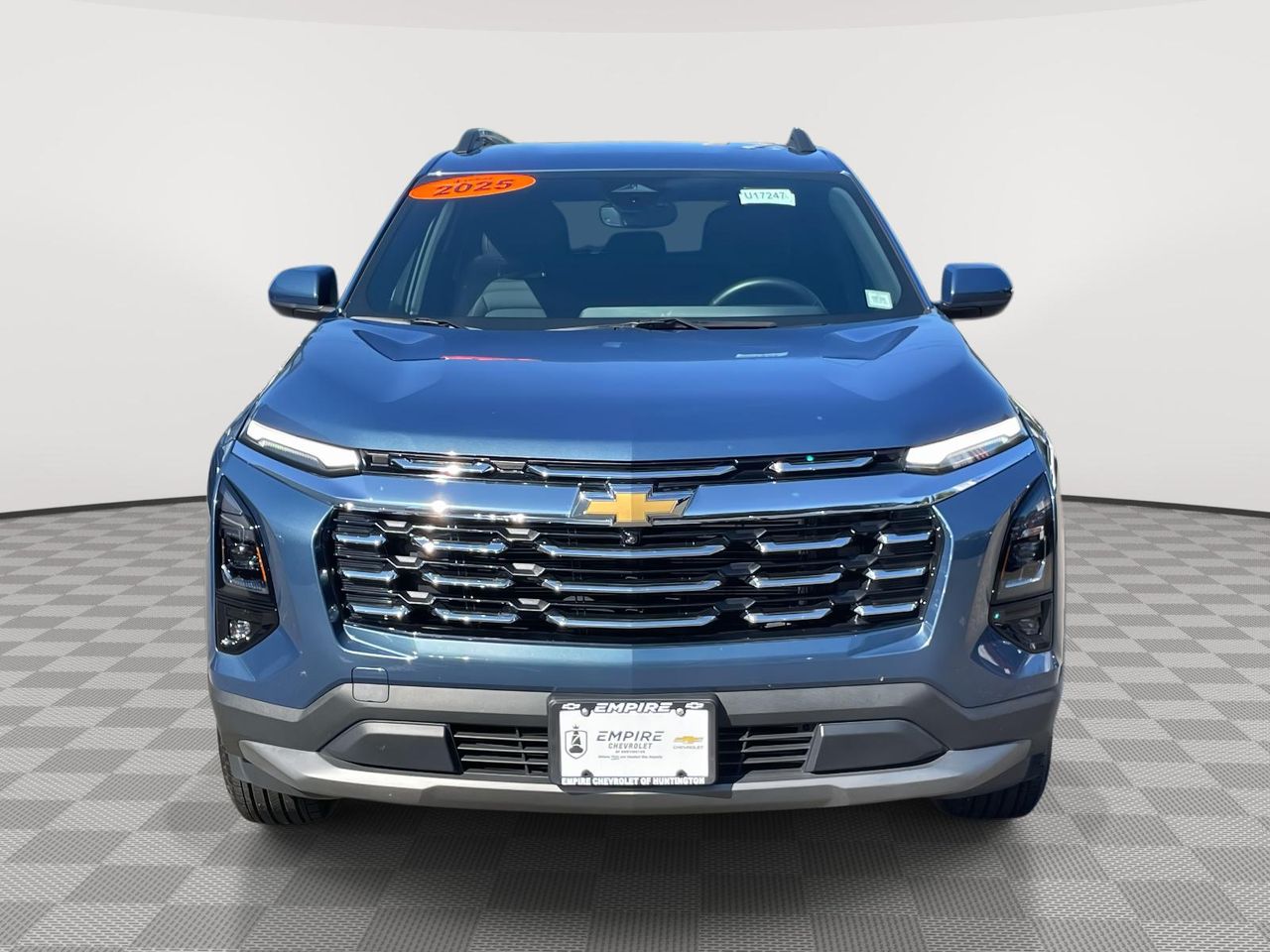 2025 Chevrolet Equinox LT photo 2