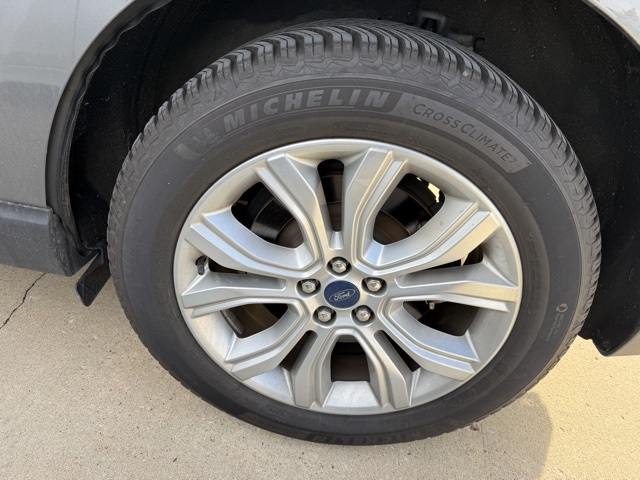 2021 Ford Edge Titanium photo 3