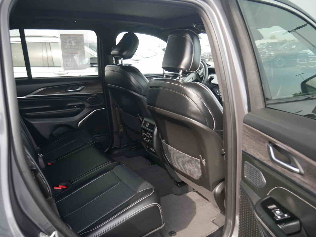 2024 Jeep Grand Cherokee Overland photo 21