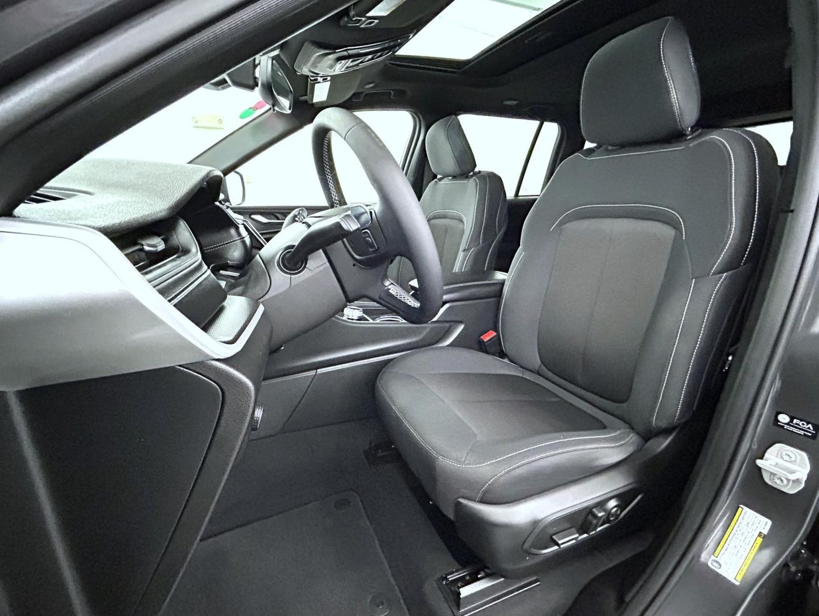 2024 Jeep Grand Cherokee Laredo photo 9