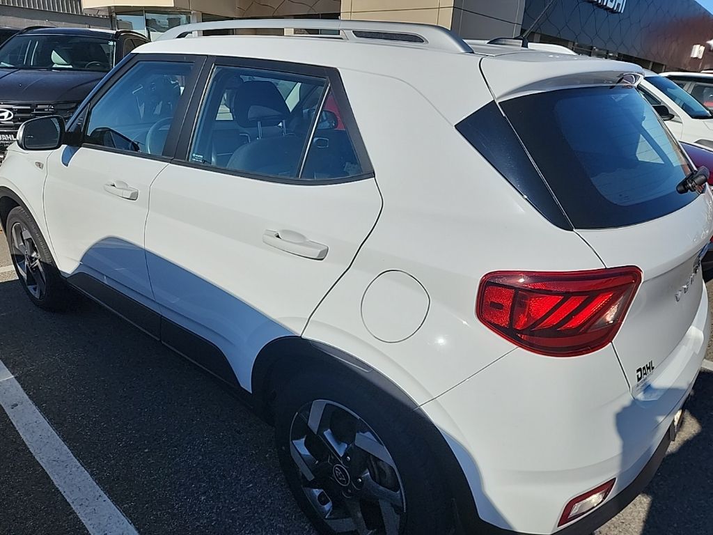 2023 Hyundai Venue SEL photo 3