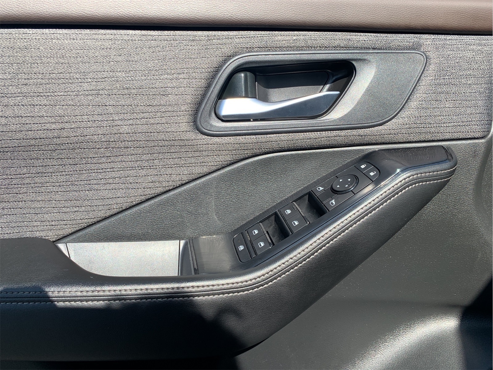 2023 Nissan Rogue SV photo 12